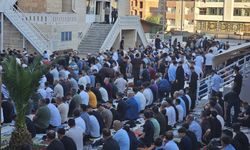 Cizre’de Vatandaşlar Bayram Namazında Saf Tuttu