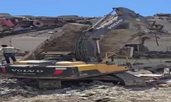 Yıkım sırasında beton bloğu iş makinasının üzerine düştü