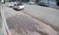 Park halindeki araca çarpan otomobil yan yattı
