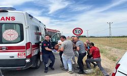 İki hafif ticari araç çarpıştı, 3 yaralı