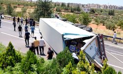 Muz yüklü tır devrildi: Sürücü yaralandı