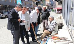 Kaldırımda satışa çıkardığı ürünlere hayırseverden destek
