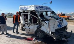 Yolcu minibüsü ile kamyon çarpıştı: 2 ölü, 3 yaralı