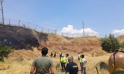 İş makinesinden çıkan kıvılcımı otluk alanı yaktı