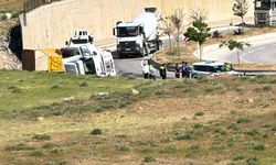 Hakkari''de hafriyat yüklü kamyon devrildi