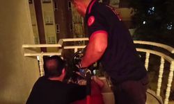Korkuluklara kafası sıkışan küçük kızı itfaiye kurtardı