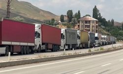 Türkiye  sınır hattında 5 kilometrelik tır kuyruğu oluştu