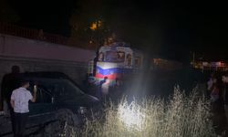 Yük treni hafif ticari aracı 120 metre sürükledi, 2 yaralı