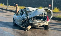 Freni tutmayan kamyonet otomobile çarptı: 2 yaralı