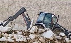 Sınıra yakın yayla yolları kardan temizleniyor