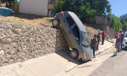 El freni unutulan otomobil istinat duvarından düştü