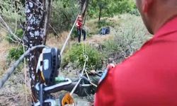 Dere kenarında mahsur kalanların yardımına jandarma yetişti