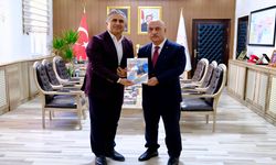 YKS’ye Damga Vuran Kitap Müdür Cırıt’a Sunuldu