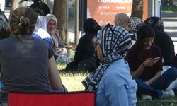 Çocukları sınava giren veliler parklarda dua etti