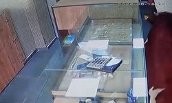 Sahibinden kaçan dana kuyumcu dükkânına girdi
