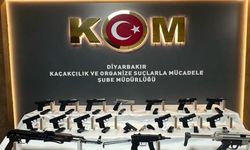 Bir otomobilin bölmelerinden çok sayıda silah çıkartıldı