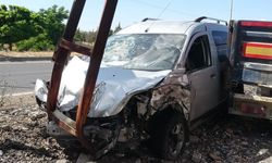 Ters yönden giden hafif ticari araç direğe çarptı, 1 yaralı