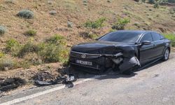 Otomobiller kafa kafaya çarpıştı, 1 yaralı