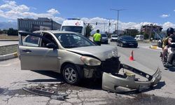 İki otomobil çarpıştı, Araçlar hurdaya döndü