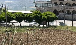 Otomobil tarlaya uçtu, 3 yaralı