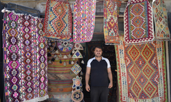 Topladığı halı ve kilimleri satarak geçmişi geleceğe taşıyor