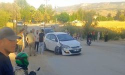 Otomobil elektrik direğine çarptı, 5 yaralı