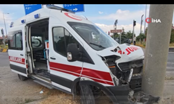 Ambulans ile otomobil çarpıştı: 10 yaralı