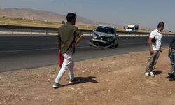 Kontrolden çıkan otomobil bariyerlere çarptı, 3 yaralı