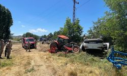 Park halindeki traktöre çarpan otomobil ters döndü