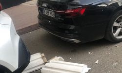 Apartmanın dış cephe kaplaması otomobilin üzerine düştü