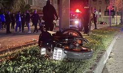 Aydınlatma direğine çarpan motosikletteki 2 ağır yaralandı