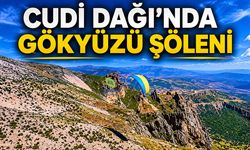 Cudi Dağı semalarında renkli yamaç paraşütü gösterisi