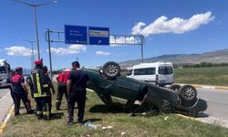 Takla atan otomobilde 2 kişi yaralandı