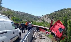 Çekici bariyerlere çarparak askıda kaldı