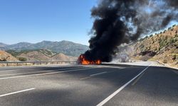Seyir halindeki araç alev topuna döndü