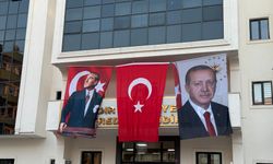 DEM Partili belediye binasına Erdoğan posteri asıldı