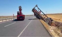 Karpuz yüklü kamyon şarampole devrildi, 2 yaralı