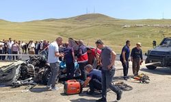 Kamyonla otomobil çarpıştı: 2 ölü, 1 yaralı