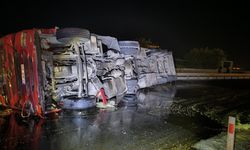 İpek yolunda bitkisel yağ yüklü kamyonet devrildi