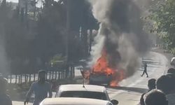 Seyir halindeki otomobil alev alev yandı