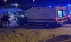 Çukura düşen otomobildeki 3 kişi yaralandı