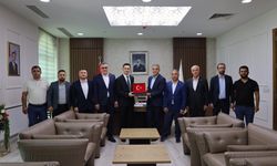 Memur-Sen heyetinden Kaymakam Kaya’ya bayrak hediyesi