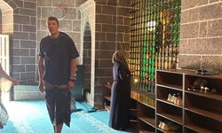 Fransız turistten cami adabı hassasiyeti