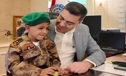 Polis helikopterine bayrak sallayan çocuğa bisiklet hediye edildi