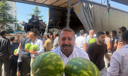 Hayırsever çiftçi 30 ton karpuzu ücretsiz dağıttı