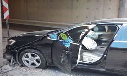 El frenini çekmeyi unutan sürücü tünel girişine çarptı