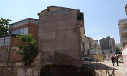Temelindeki göçük sonrası apartman mühürlendi