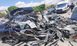 Tıra çarpan otomobil hurdaya döndü, 1 yaralı