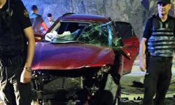 Otomobiller kafa kafaya çarpıştı, 7 yaralı