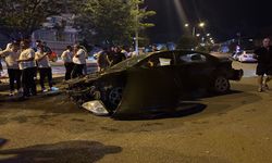 Otomobil aydınlatma direğine çarptı, 3 kişi yaralandı